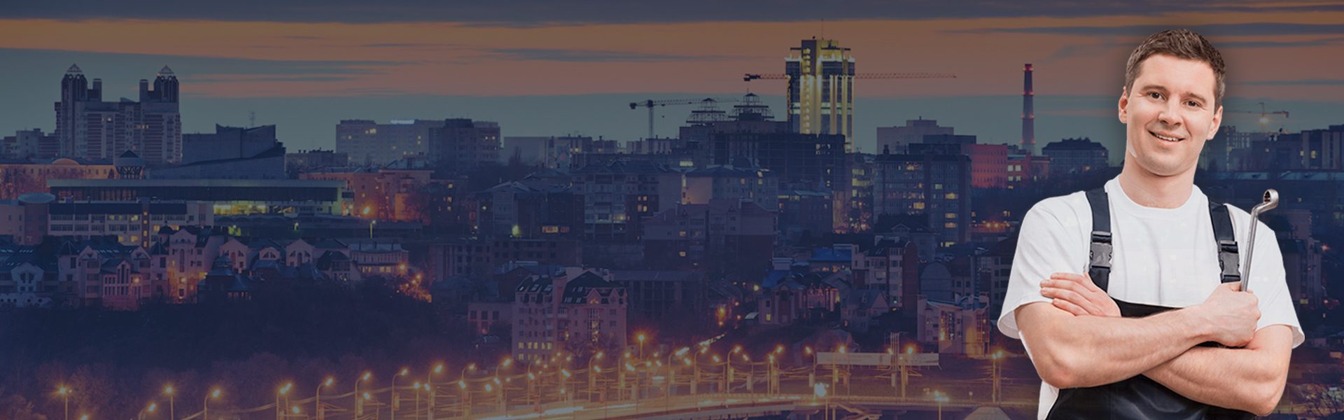 Спецтехника компании «Услуги Воронеж» на фоне города